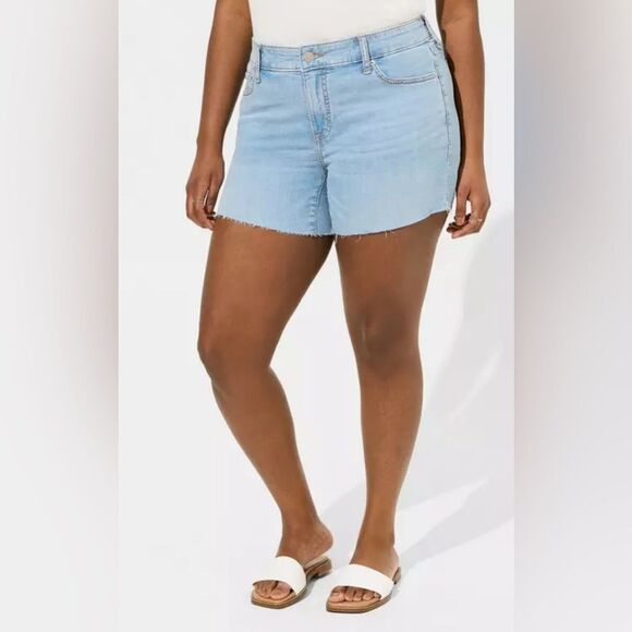 Torrid Size 28 5 Inch Perfect Boyfriend Classic Denim Mid-Rise Short Light Wash - Picture 2 of 5